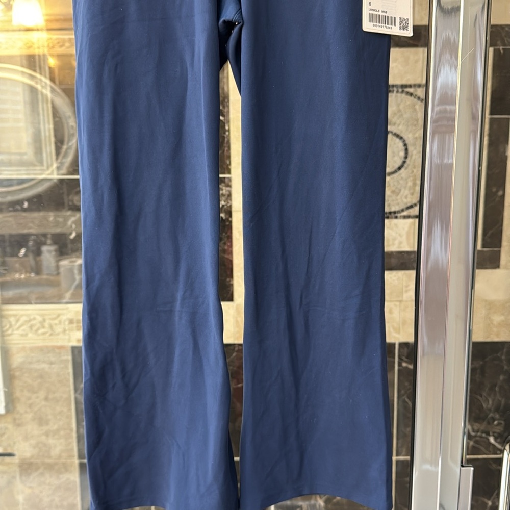 Lululemon blue flare crop, size 6, NWT. - Picture 3 of 7